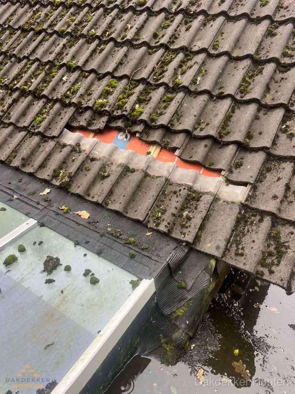 Beschadigd pannendak met ontbrekende dakpannen voor reparatie in Houten Beschadigd pannendak met ontbrekende dakpannen voor reparatie in Houten