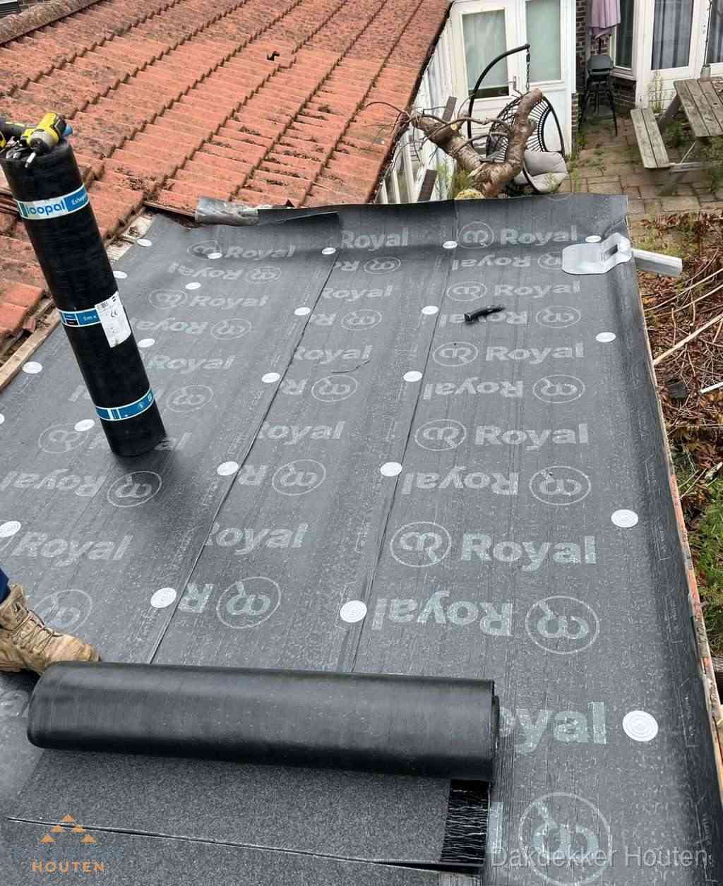 Plat dak met nieuwe bitumen dakbedekking en brandgereedschap in Houten Plat dak met nieuwe bitumen dakbedekking en brandgereedschap in Houten