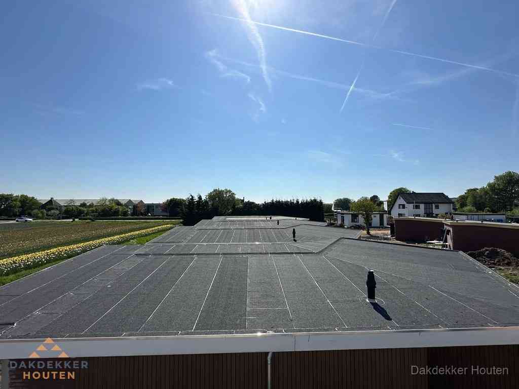Groot plat dak met bitumen dakbedekking op bedrijfspand in Houten Groot plat dak met bitumen dakbedekking op bedrijfspand in Houten