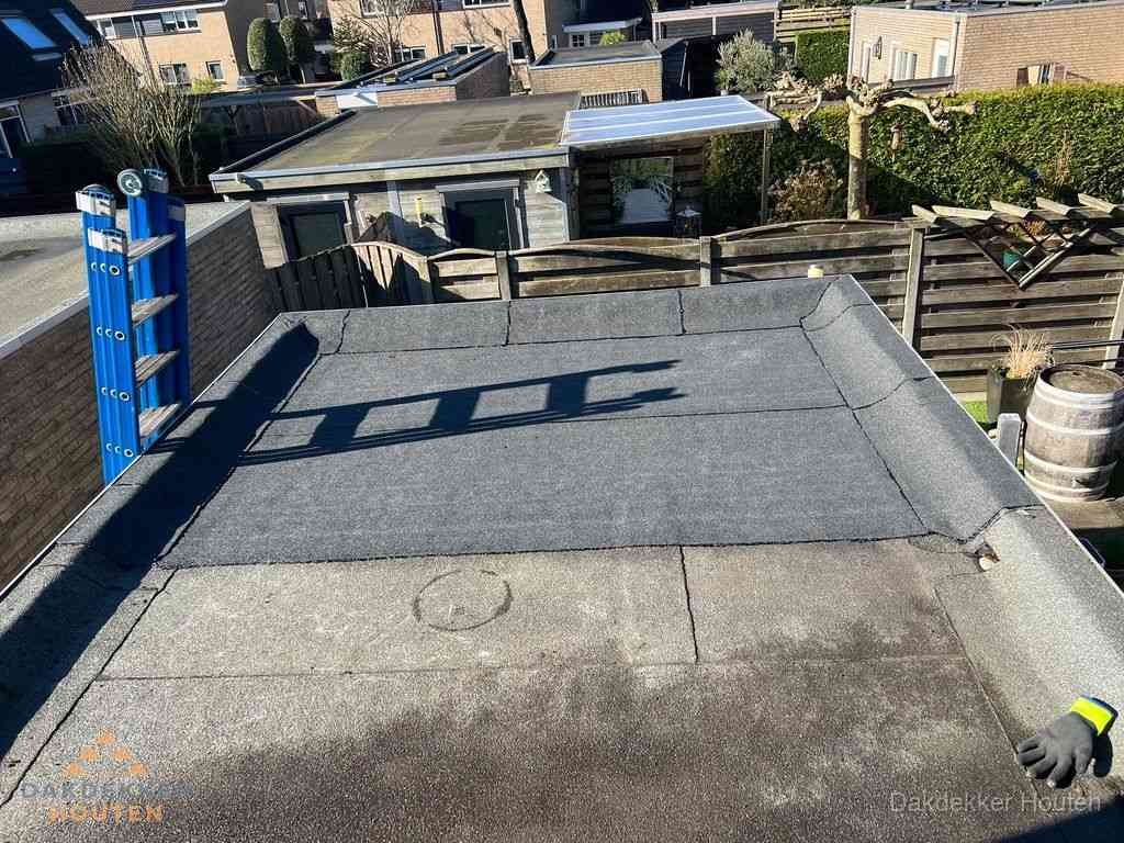 Dakdekker legt onderlaag op plat dak met houten constructie in Houten Dakdekker legt onderlaag op plat dak met houten constructie in Houten