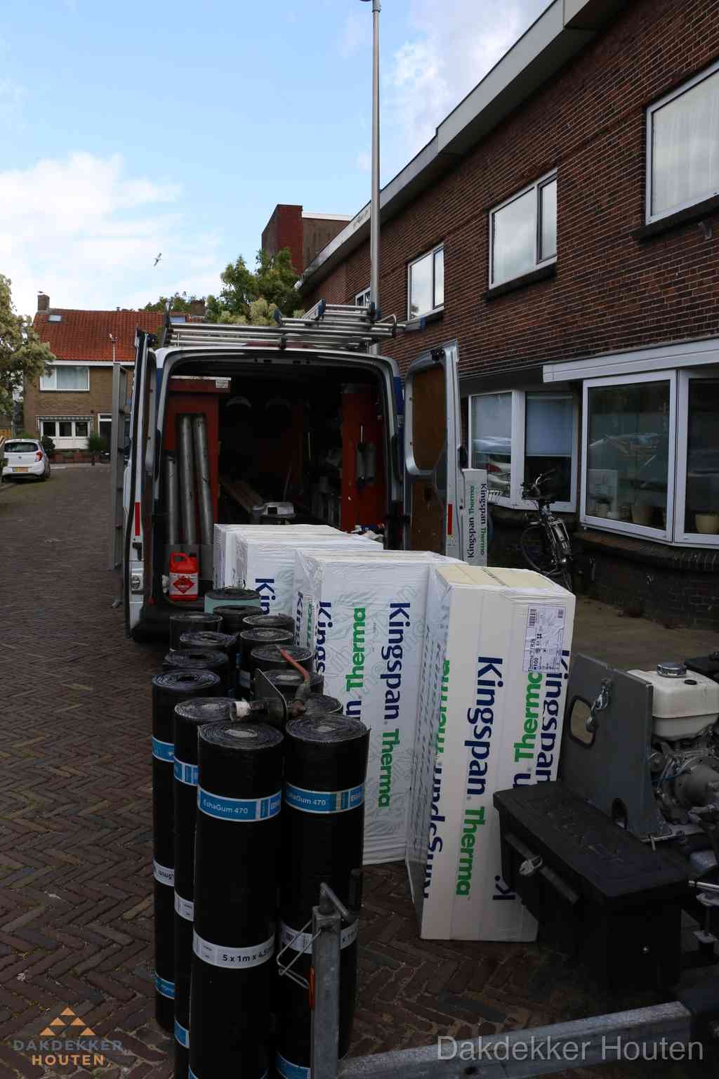 Plat dak met bitumen dakbedekking en brander in Houten Plat dak met bitumen dakbedekking en brander in Houten