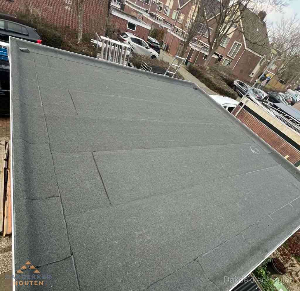 Nieuwe bitumen dakbedekking op plat dak van garage in Houten Nieuwe bitumen dakbedekking op plat dak van garage in Houten