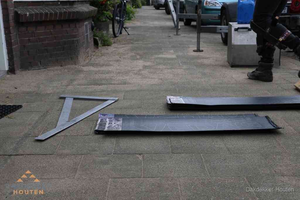 Dakbedekkingsmateriaal en zinkwerk klaargelegd voor reparatie in Houten Dakbedekkingsmateriaal en zinkwerk klaargelegd voor reparatie in Houten