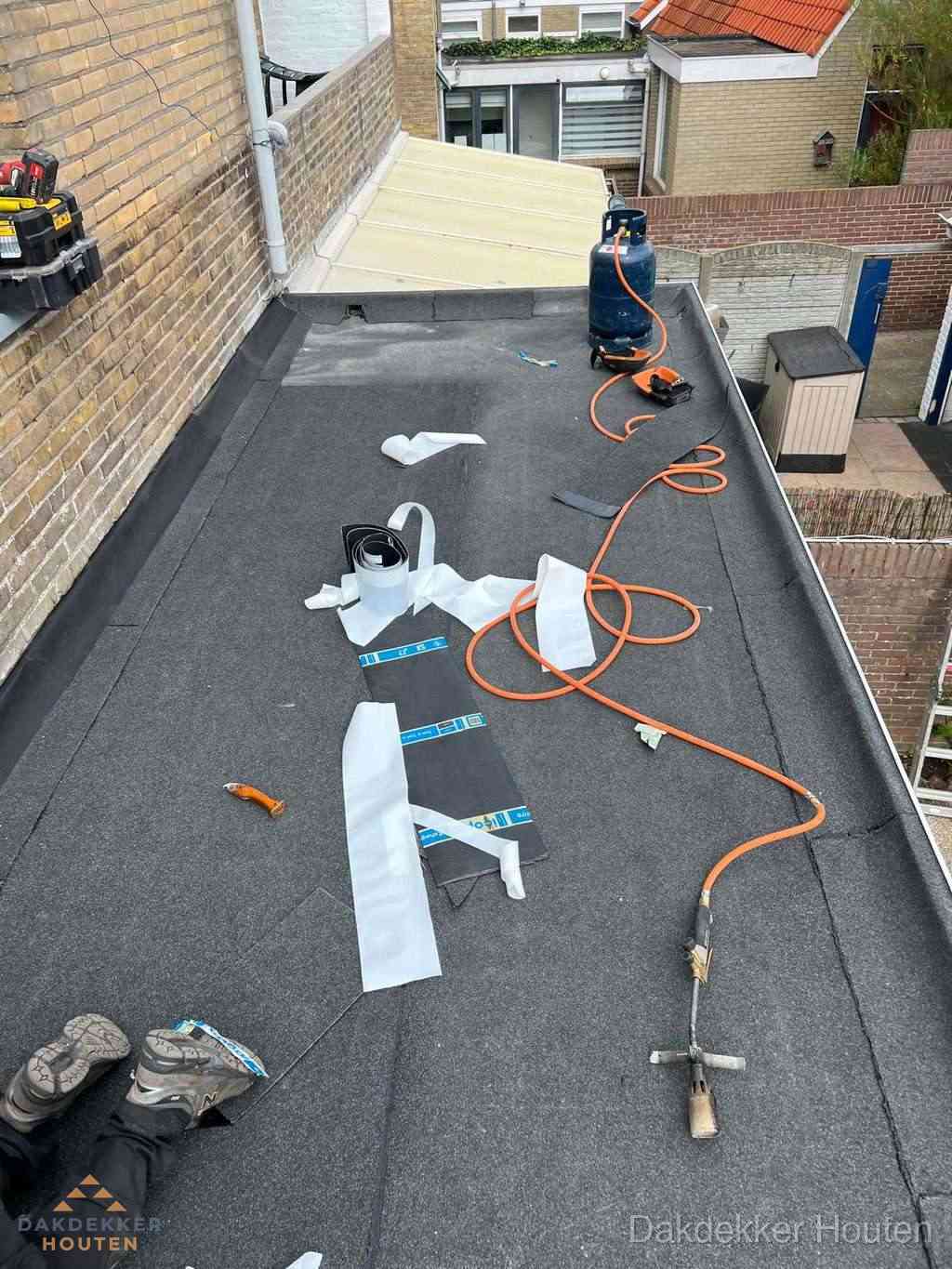 Dakdekker brengt EPDM dakbedekking aan op plat dak in Houten Dakdekker brengt EPDM dakbedekking aan op plat dak in Houten
