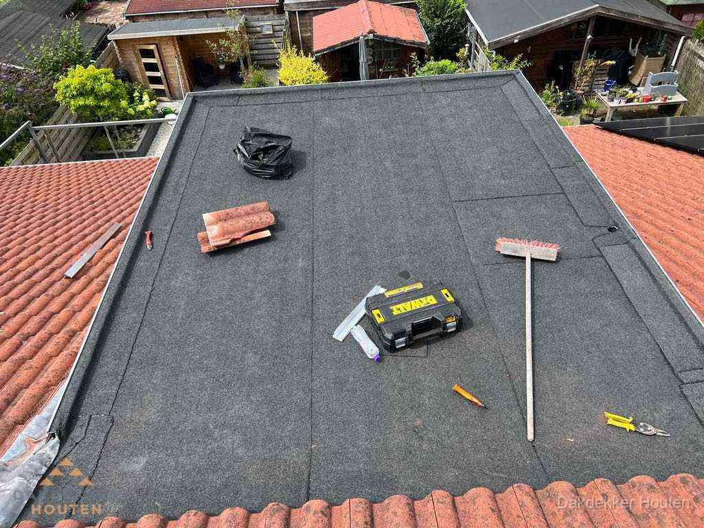 Nieuw plat dak met bitumen dakbedekking in Houten Nieuw plat dak met bitumen dakbedekking in Houten
