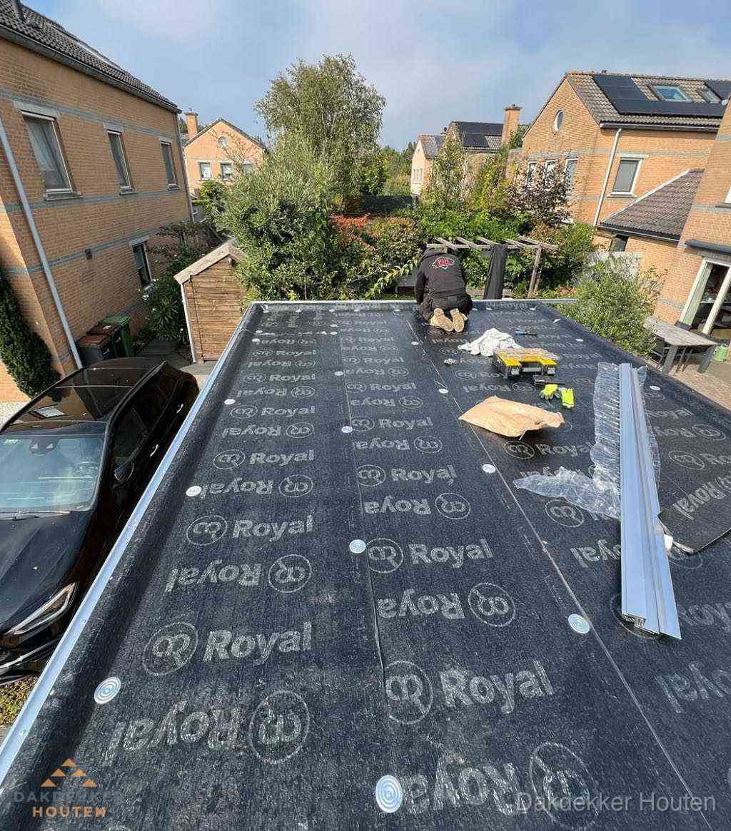 Dakdekker aan het werk op plat dak renovatie in Houten Dakdekker aan het werk op plat dak renovatie in Houten