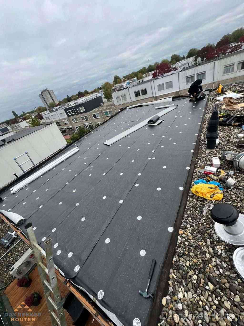 Dakleer vervangen op groot plat dak door dakdekker in Houten Dakleer vervangen op groot plat dak door dakdekker in Houten