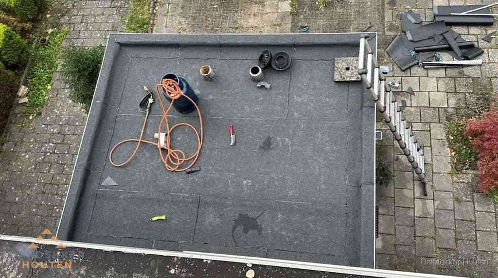 Plat dak met nieuwe bitumen bedekking in Houten Plat dak met nieuwe bitumen bedekking in Houten