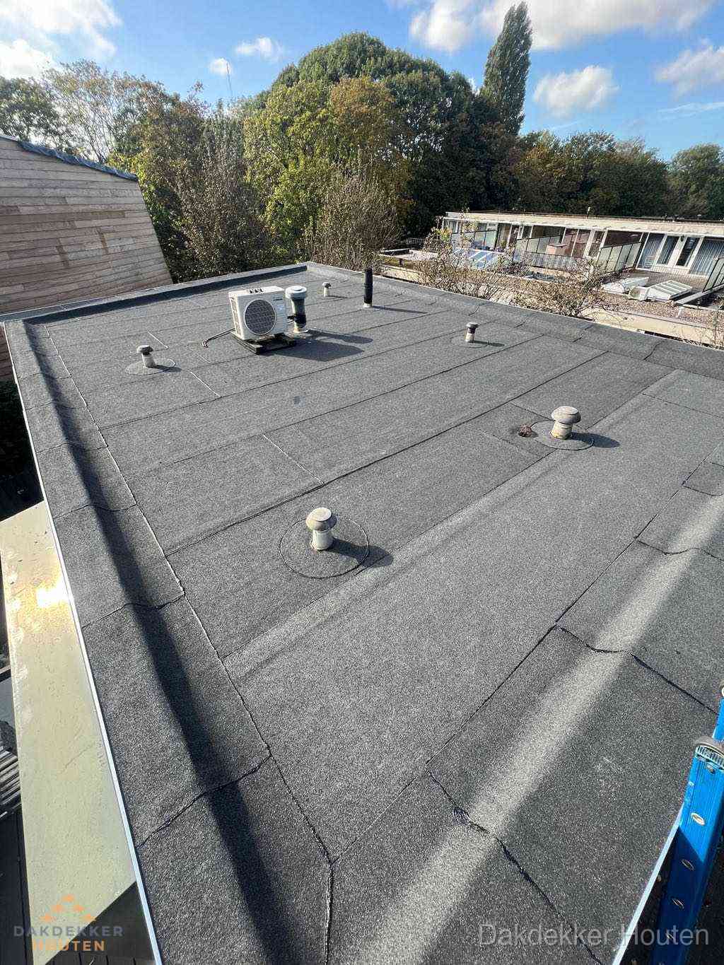 Plat dak met bitumen en brandgereedschap van dakdekkersbedrijf in Houten Plat dak met bitumen en brandgereedschap van dakdekkersbedrijf in Houten
