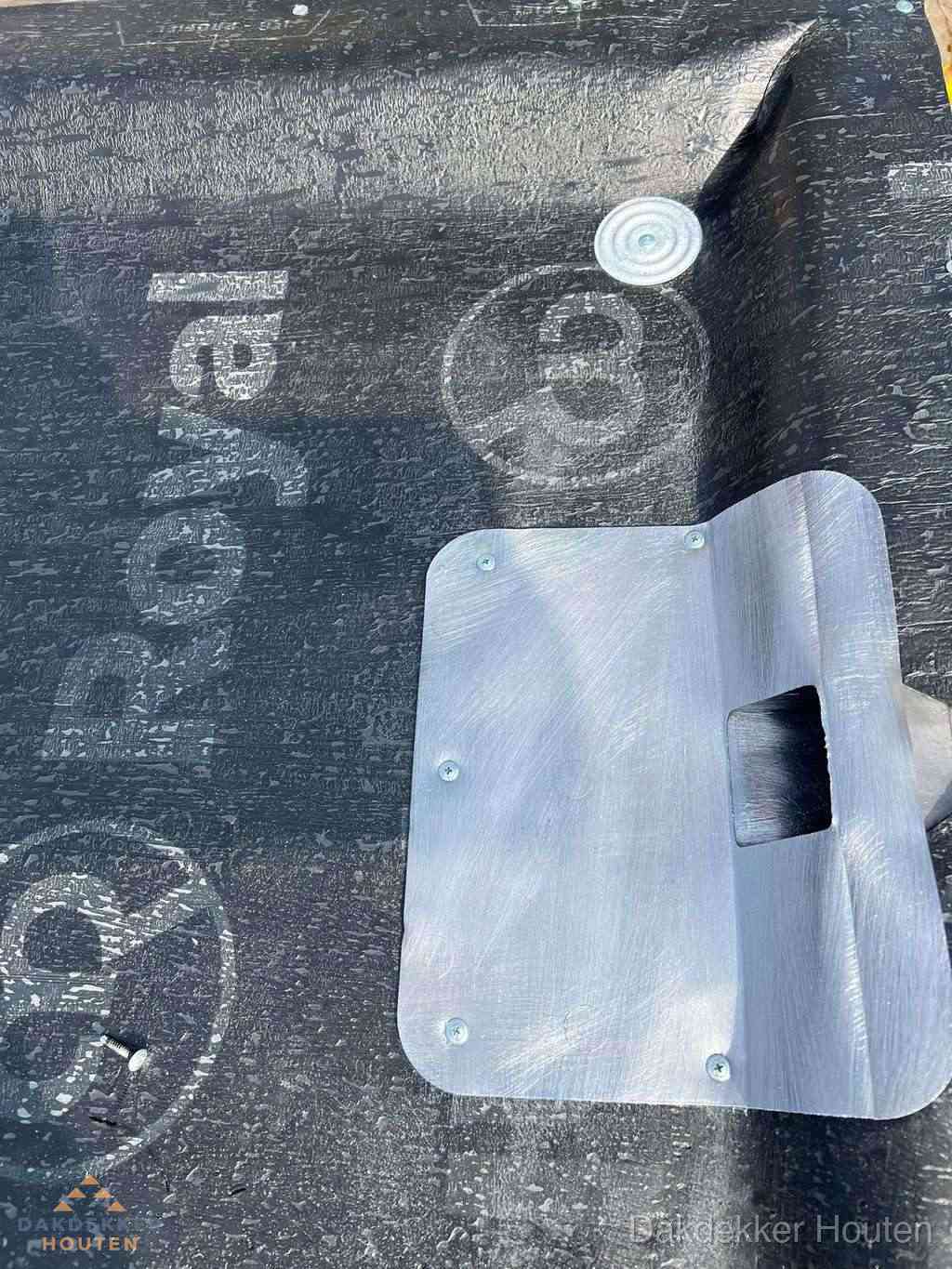 Dakdoorvoer met metalen afvoerplaat op bitumen dak in Houten Dakdoorvoer met metalen afvoerplaat op bitumen dak in Houten