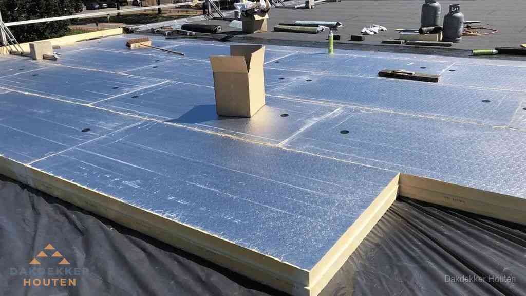 PIR isolatieplaten worden gelegd op plat dak voor dakisolatie in Houten PIR isolatieplaten worden gelegd op plat dak voor dakisolatie in Houten