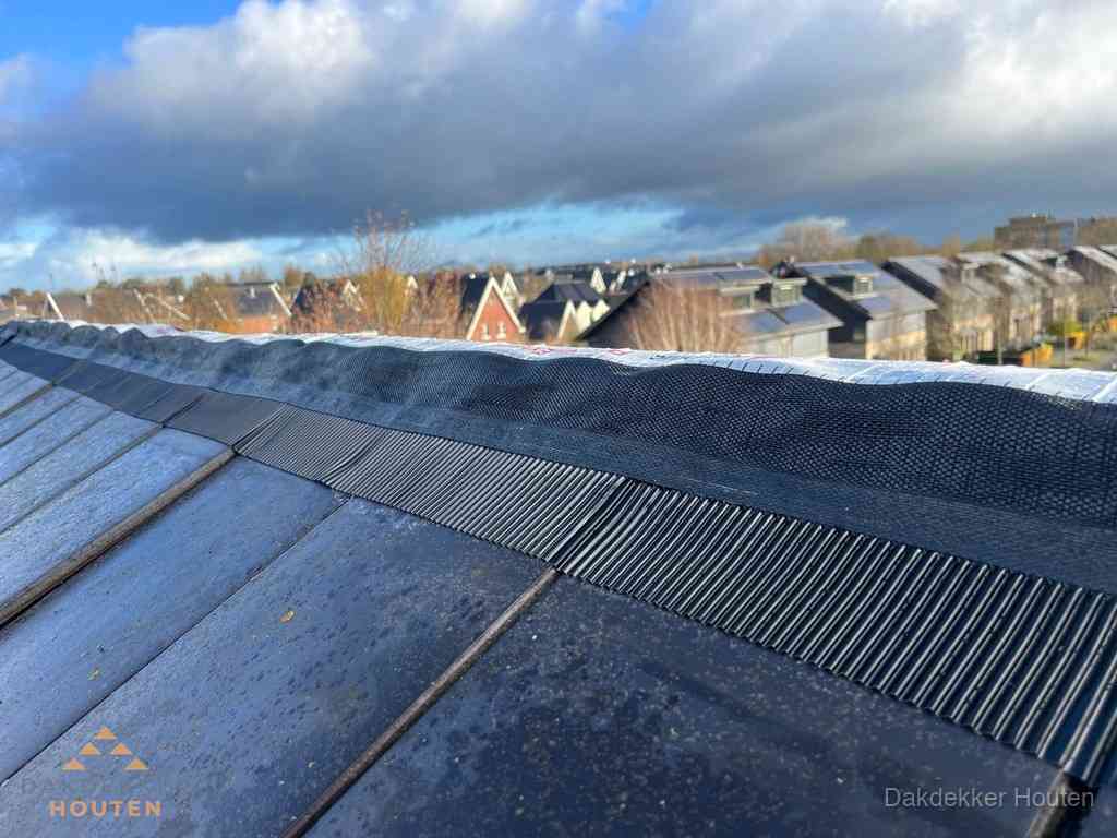 Dakisolatie bij de nok met ventilatieprofiel op schuin dak in Houten Dakisolatie bij de nok met ventilatieprofiel op schuin dak in Houten