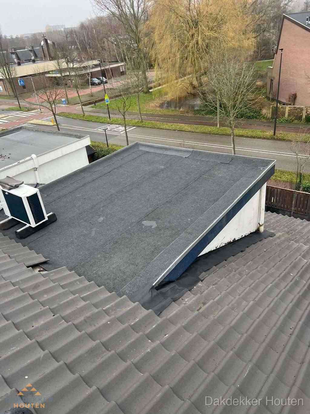 Plat dak met bitumen dakbedekking naast schuin pannendak in Houten Plat dak met bitumen dakbedekking naast schuin pannendak in Houten