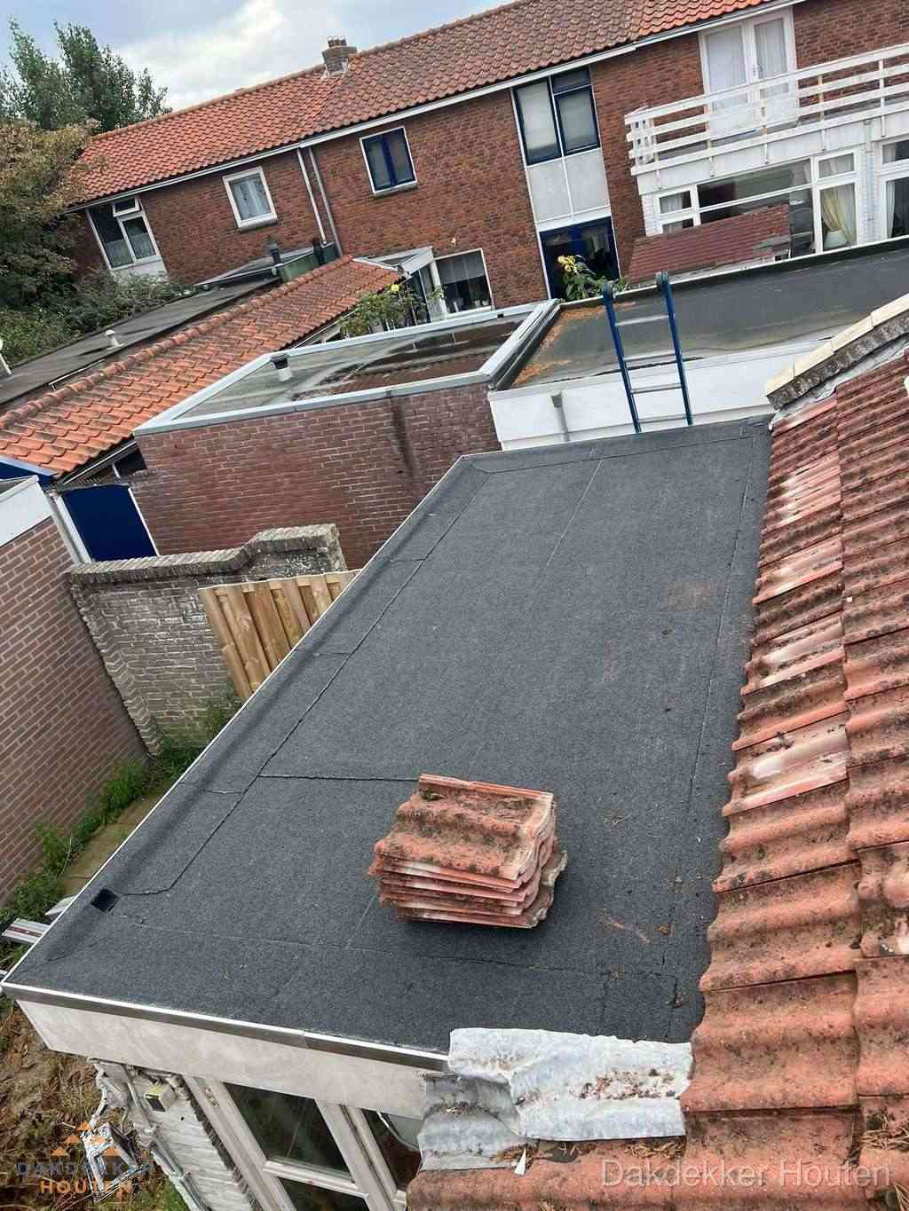 Aanbouw plat dak met reservepannen voor dakpannen vervangen in Houten Aanbouw plat dak met reservepannen voor dakpannen vervangen in Houten