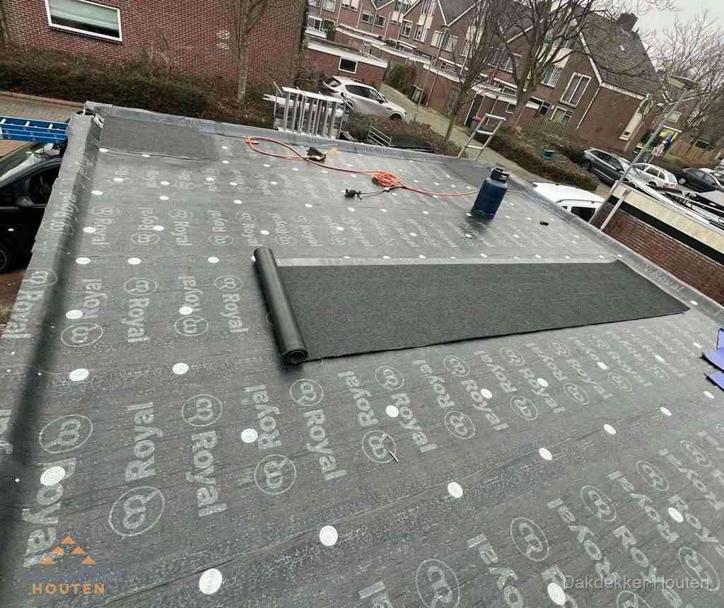 Dakdekker aan het werk met gasbrander op plat bitumen dak in Houten Dakdekker aan het werk met gasbrander op plat bitumen dak in Houten