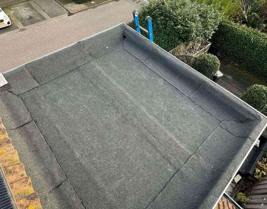 Gerenoveerd plat dak met nieuwe bitumen dakbedekking in Houten Gerenoveerd plat dak met nieuwe bitumen dakbedekking in Houten