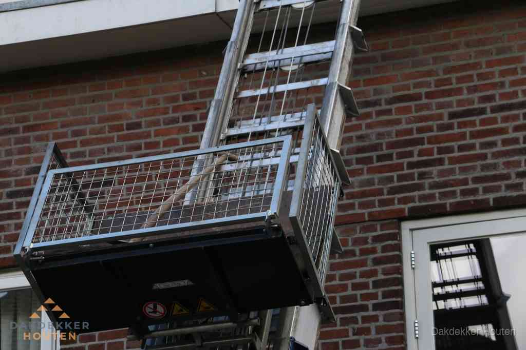 Ladderlift met dakpannen voor dakpan reparatie in Houten Ladderlift met dakpannen voor dakpan reparatie in Houten