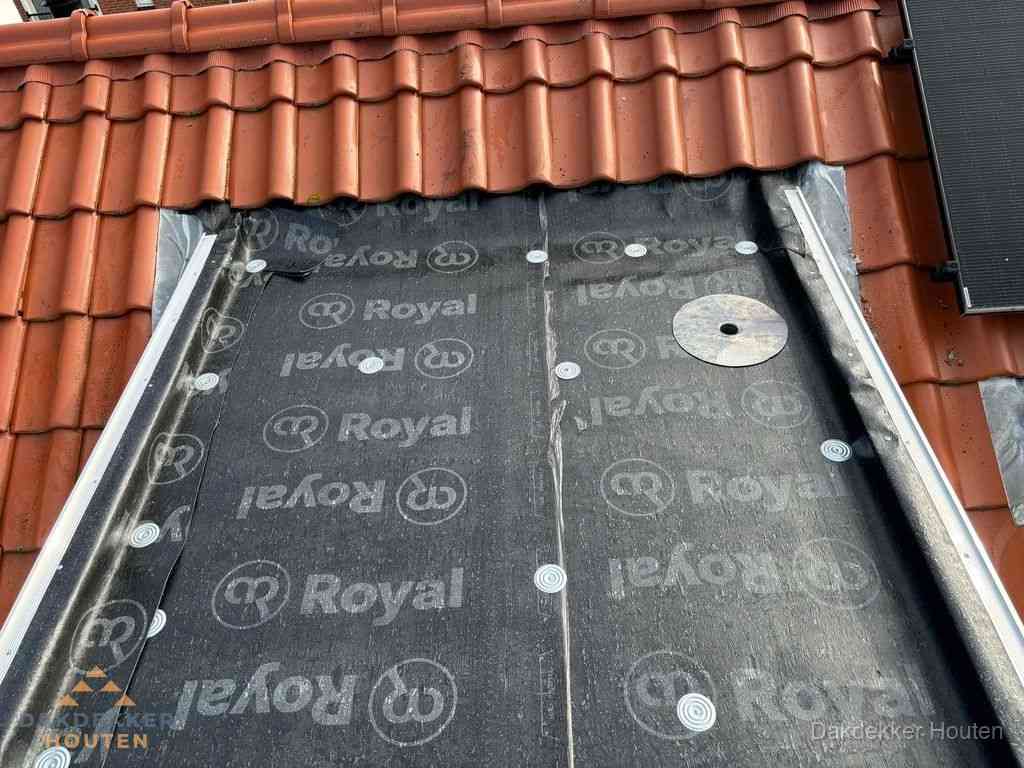 Nieuw dak met dakpannen en Royal onderlaag bij woning in Houten Nieuw dak met dakpannen en Royal onderlaag bij woning in Houten