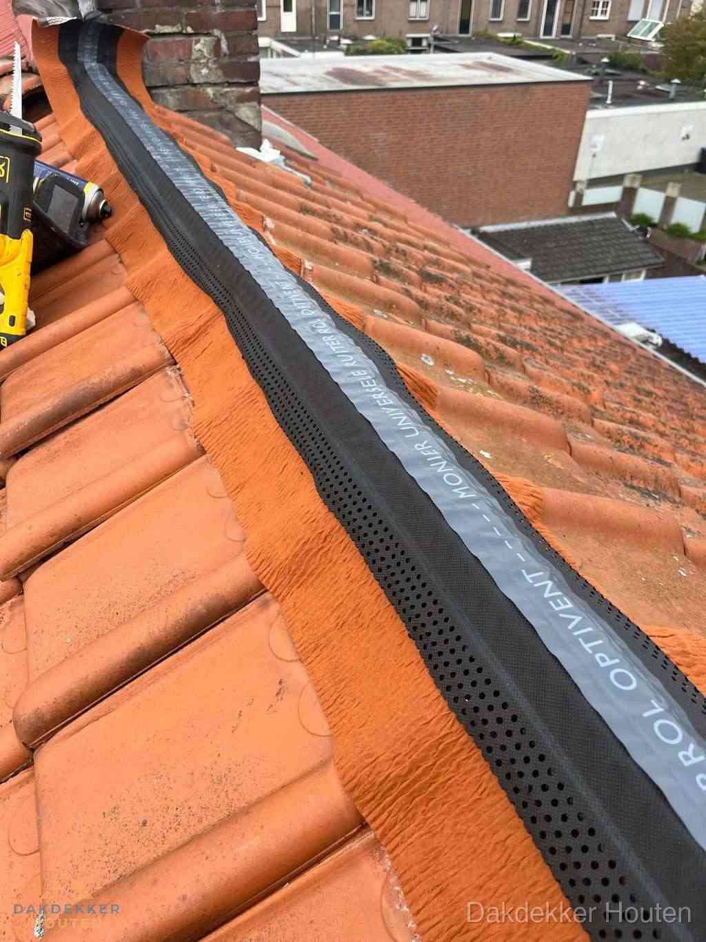 Plat dak aanbouw met bitumen naast schuin pannendak in Houten Plat dak aanbouw met bitumen naast schuin pannendak in Houten