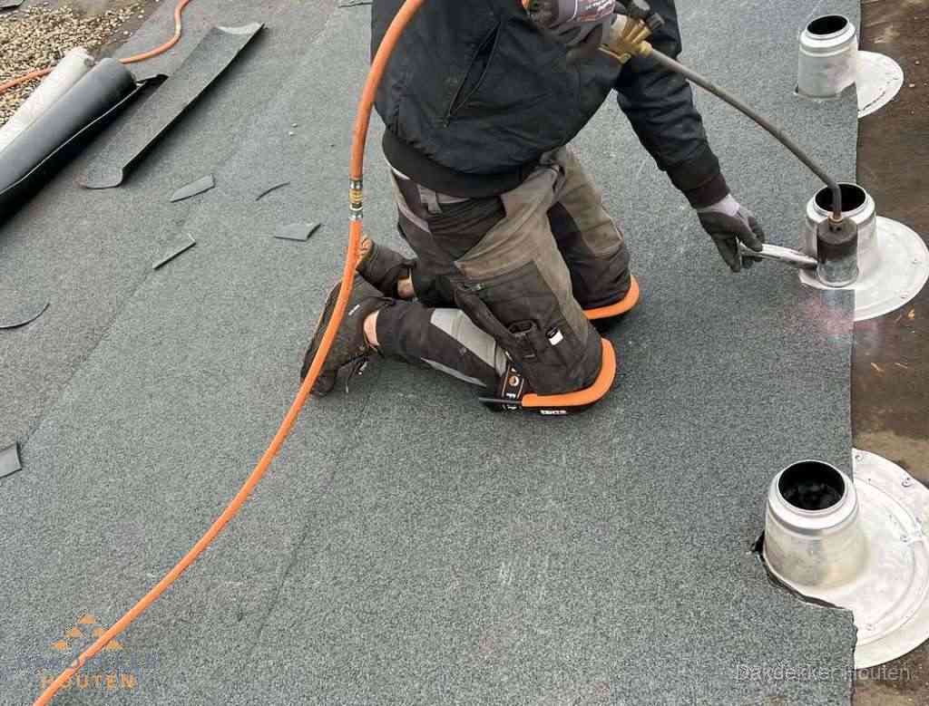 Gereedschap op nieuw plat dak na renovatie in Houten Gereedschap op nieuw plat dak na renovatie in Houten