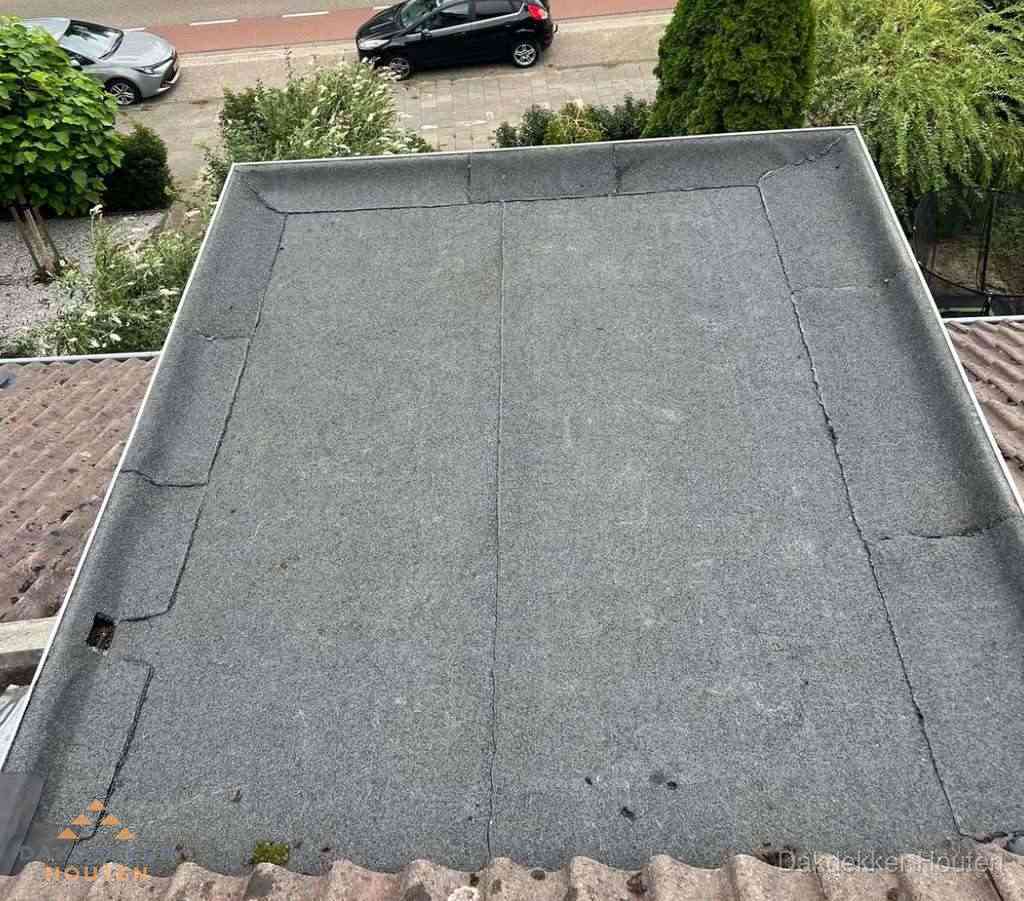 Dakbedekking schuur met bitumen in Houten Dakbedekking schuur met bitumen in Houten