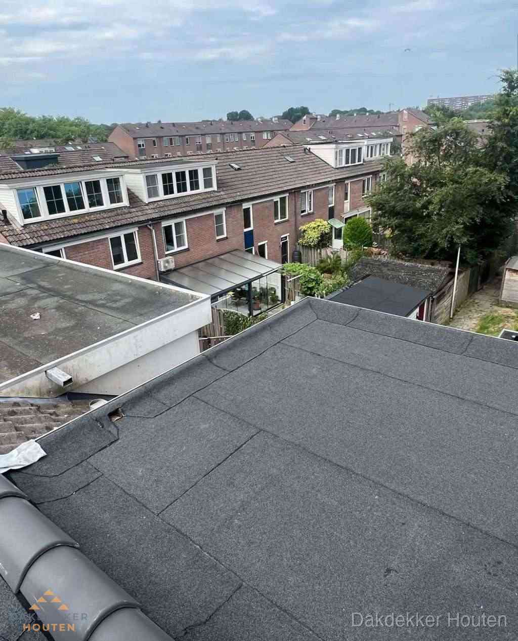 Vernieuwd plat dak met bitumen in woonwijk in Houten Vernieuwd plat dak met bitumen in woonwijk in Houten