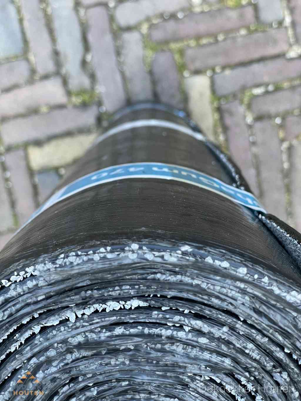 Rol bitumen dakleer met leislag voor plat dak in Houten Rol bitumen dakleer met leislag voor plat dak in Houten