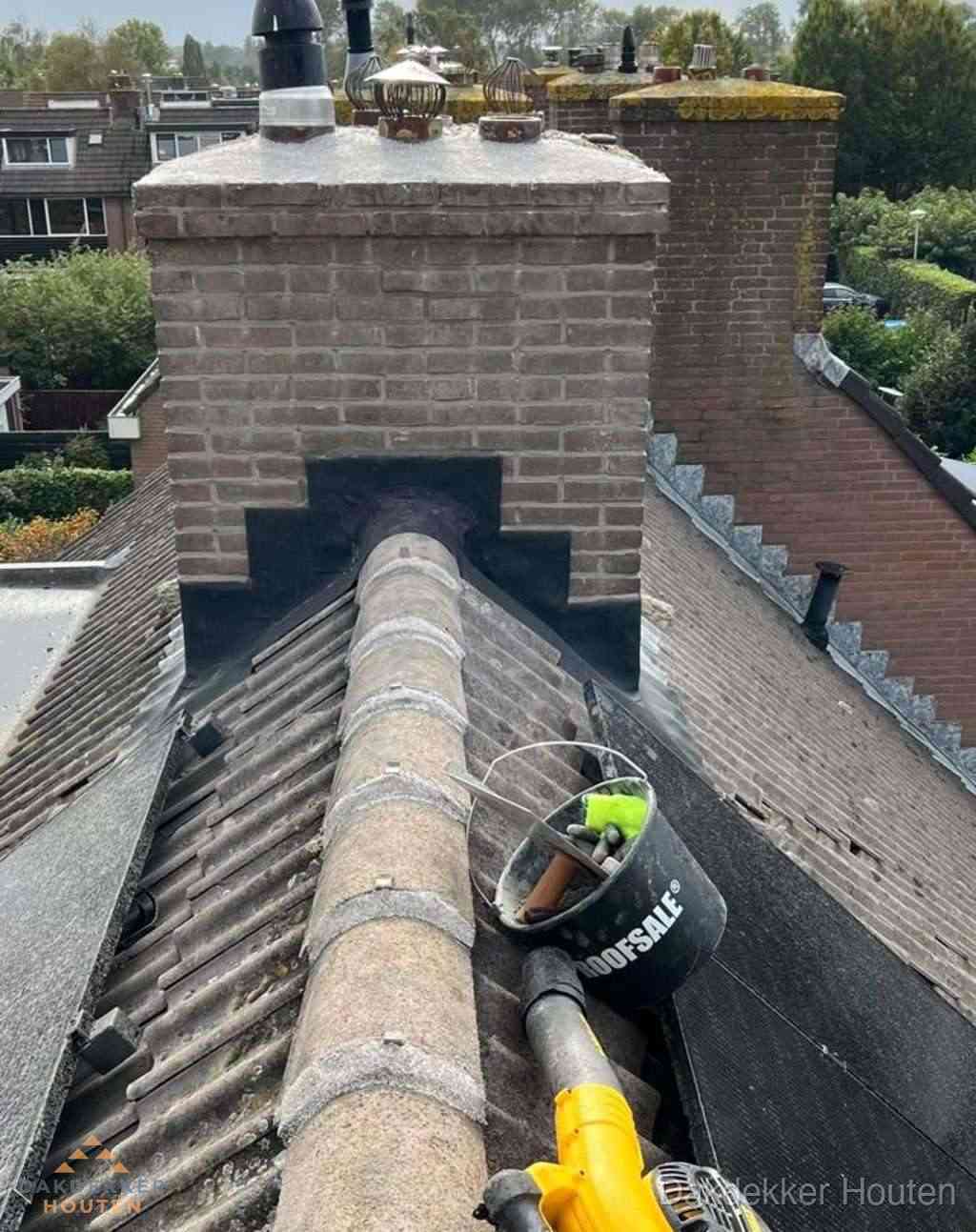 Dakdekker repareert bitumen dakleer bij dakdoorvoer in Houten Dakdekker repareert bitumen dakleer bij dakdoorvoer in Houten