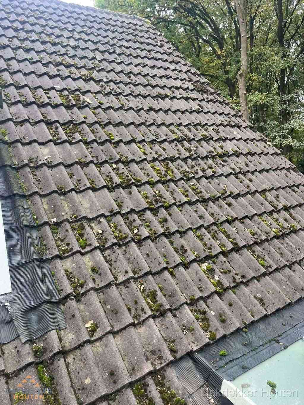 Verweerd pannendak met mosgroei dat renovatie nodig heeft in Houten Verweerd pannendak met mosgroei dat renovatie nodig heeft in Houten